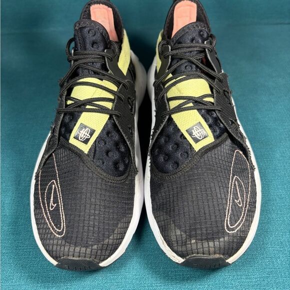 Size 12 - Men’s Nike Huarache Type Shoes - Picture 5 of 9